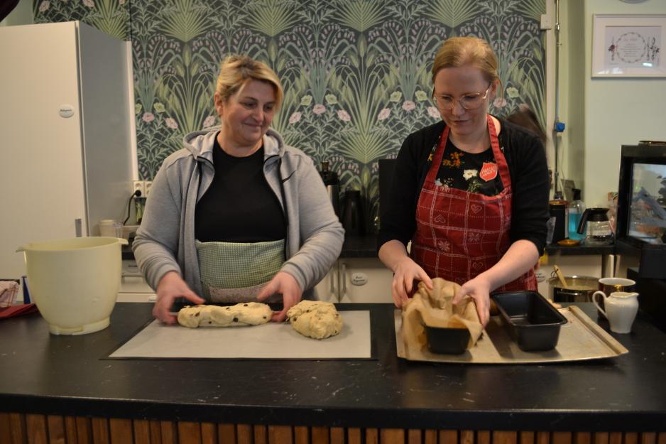 Heidi Jørgensen og Liudmyla baker. 