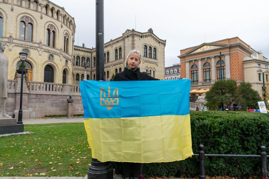 Kvinne med det ukrainske flagget foran Stortinget 