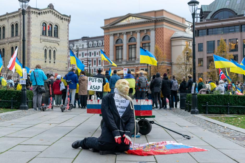 Dukke som skal forestille Putin med håndhjern og tau rundt halsen 