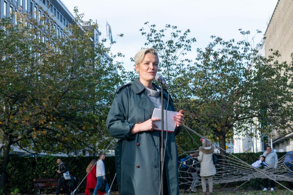 Kvinnelig konferansier snakker på en scene