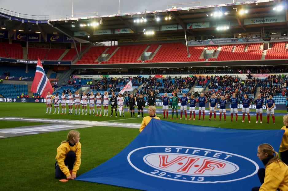 Vålerenga og Sandviken minutter før avspark på Ullevål. Foto: Andrea Viland Ask