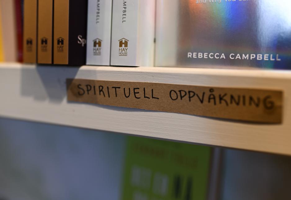 "Spirituell oppvåkning" står merket på en av bokhyllene.