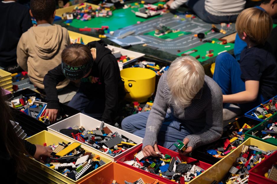 Barn sitter og leker med diverse LEGO.