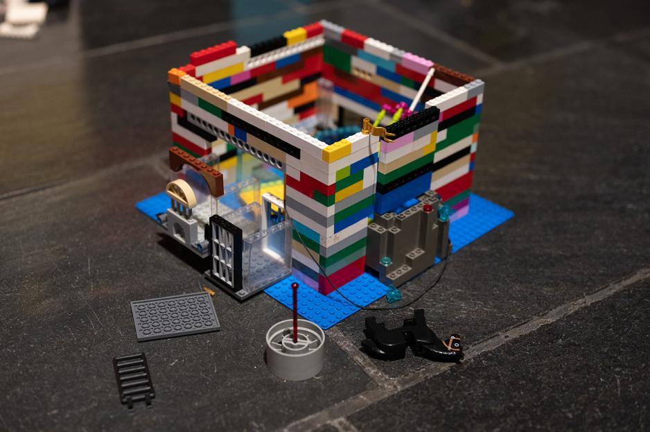 et fargerikt hus bygget i lego.