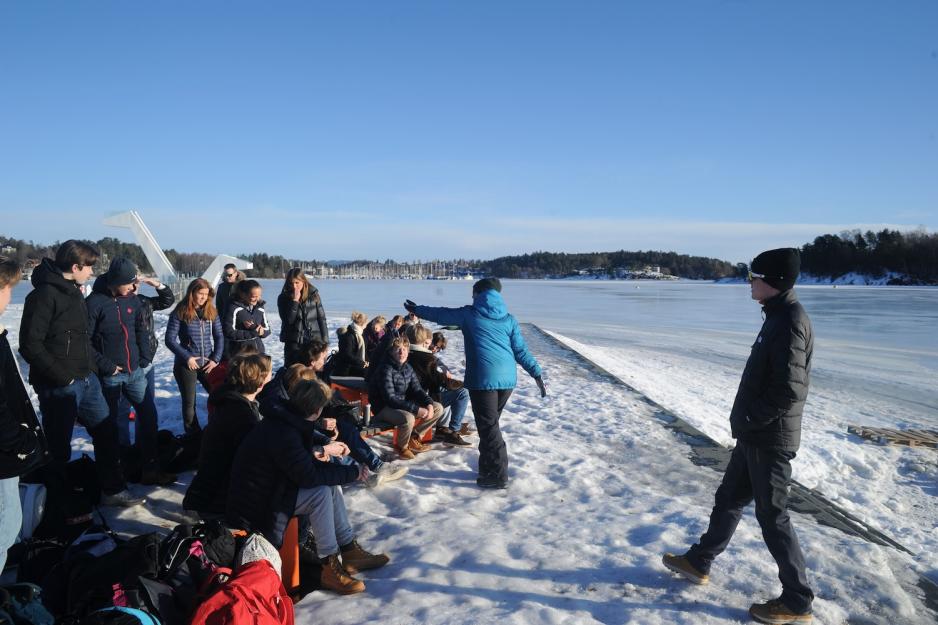 10. klasse forbereder seg til å isbade. Læreren deler dem inn i grupper.