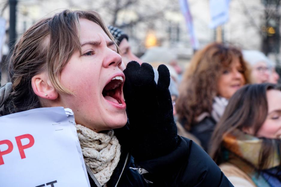 Demonstrant roper mot Stortinget