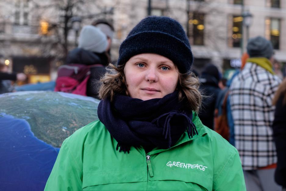 Haldis Helle foran en opplåsbar jordklode