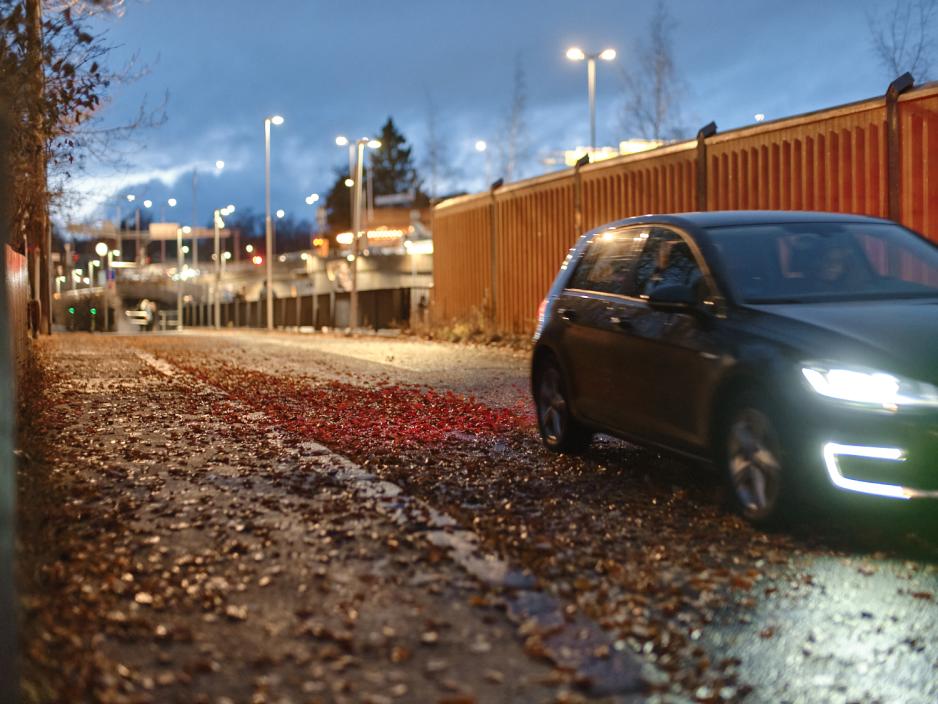 bil kjører over blader