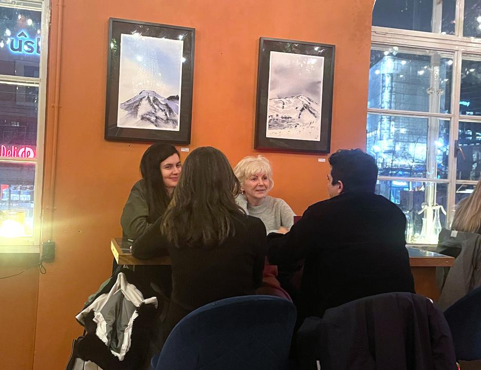 Familie sitter ved et bord i en bar