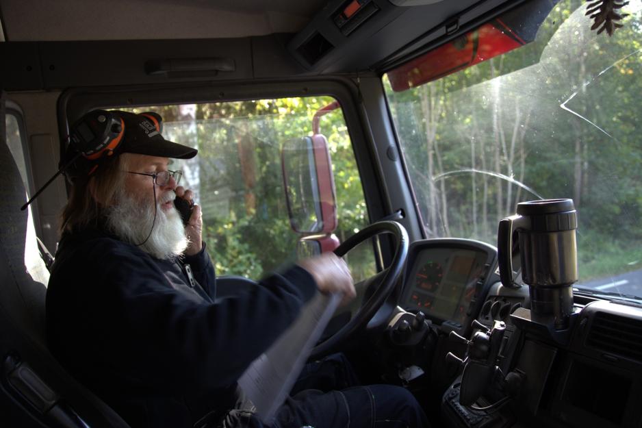 Einar Aas tar en jobbtelefon i lastebilen