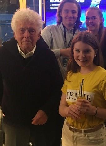 Eldre mann(Toralv Marstad) og yngre jente(Eira Sture)