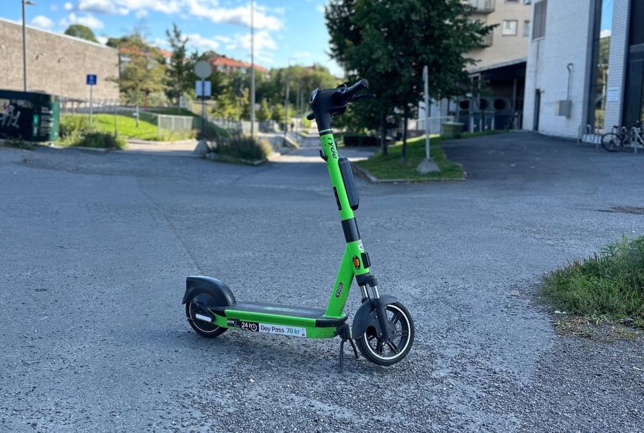 En elsparkesykkel står parkert midt på gangveien. 