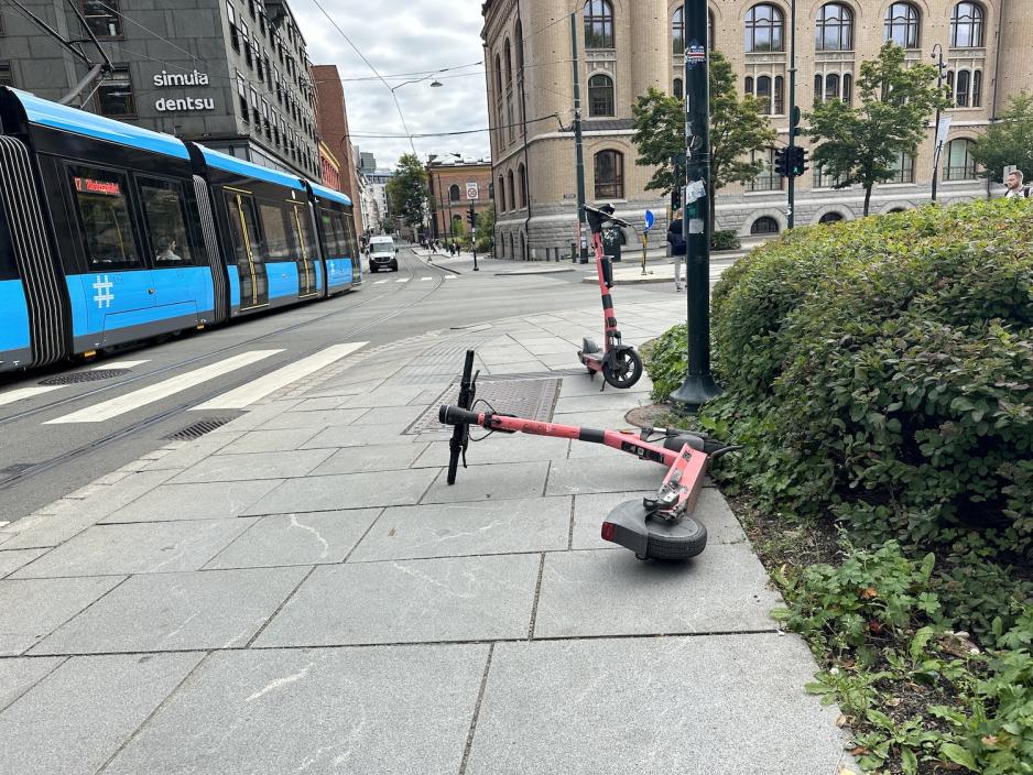 To elsparkesykler blokkerer deler av fortauet på Tullinløkka. 