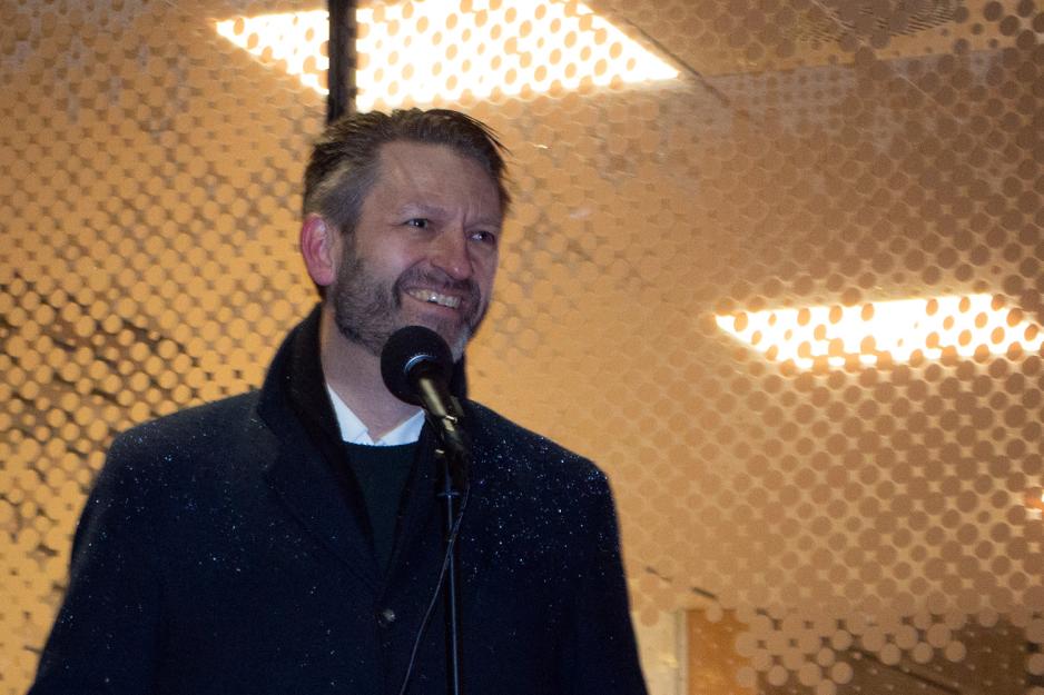 Halvnært bilde av byrådsleder Erik Lae Solberg fra partiet Høyre. Han smiler og ser mot høyre i bildet.
