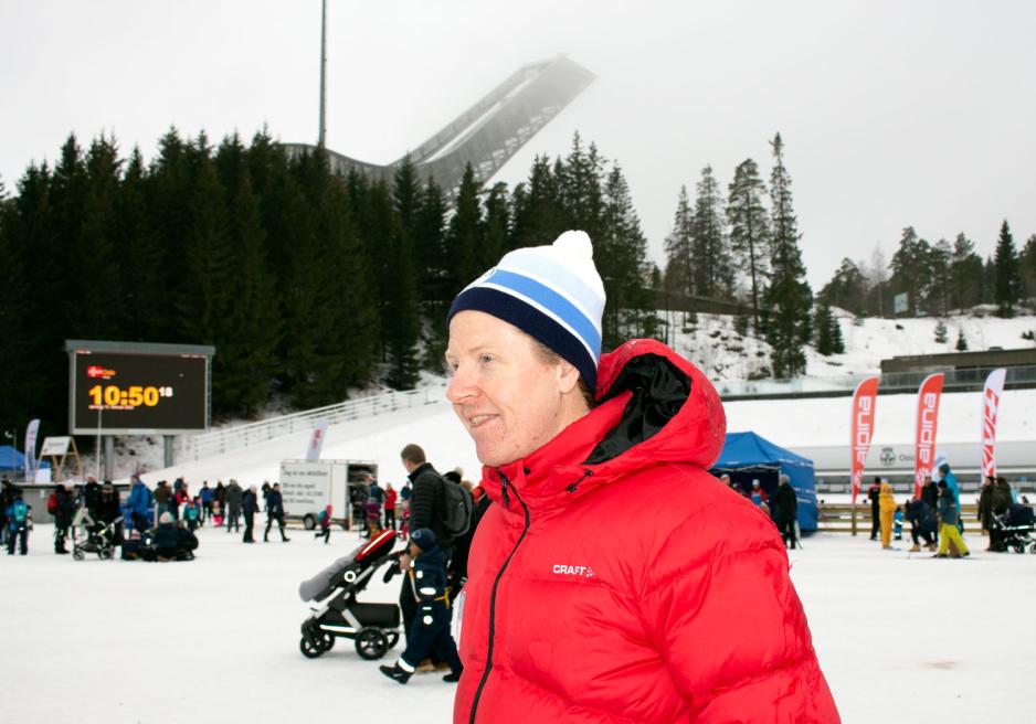 Espen med kollen i bakgrunnen