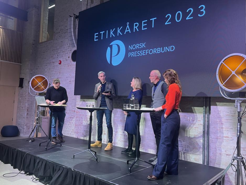 Bildet viser redaktører under en debatt på seminaret Etikkåret 2023