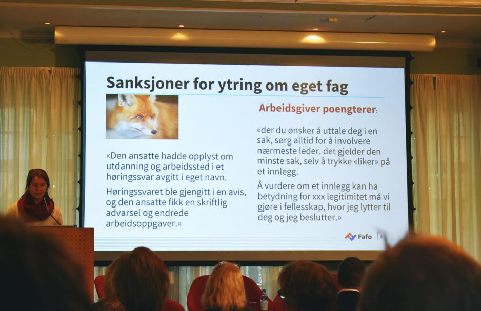 Paneldebatt i fritt ord sine lokaler. På lysbildet viser Sissel Tryggestad et eksempel på en tilbakemelding en varsler har fått fra ledelsen.