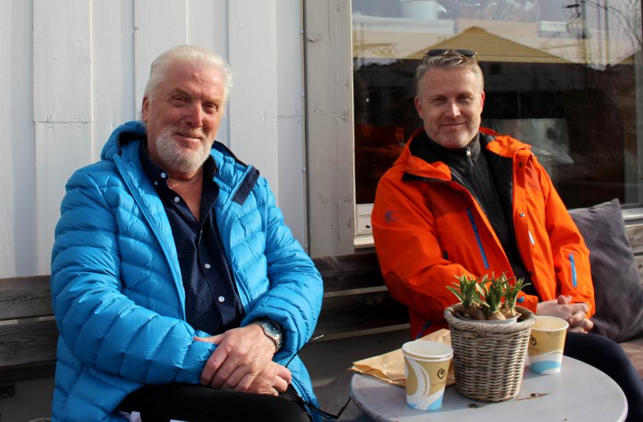 Far Arne Utvik og sønnen Pål-Andrè hygger seg med kaffe og bakverk på Holtet