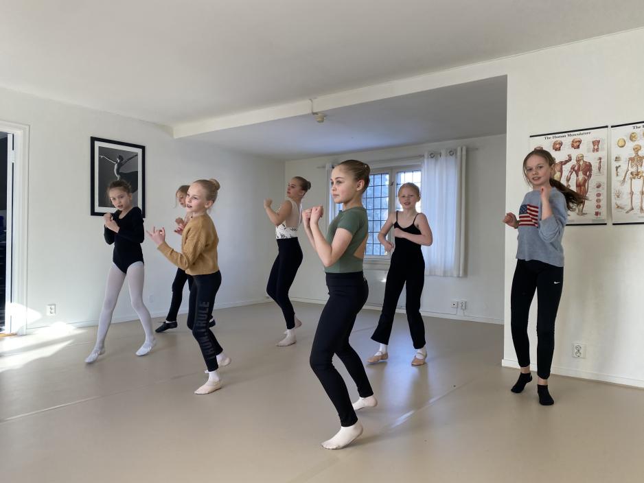 dansere viser frem dansen sin 