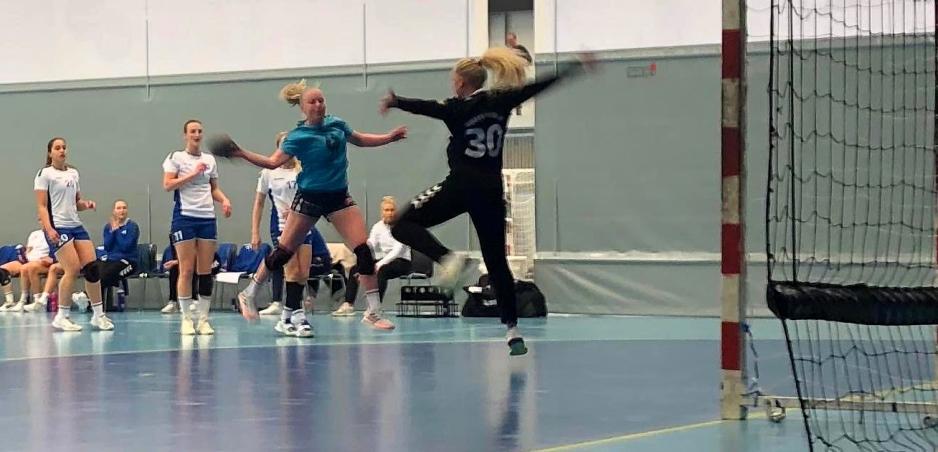 Målvakt mot håndballspiller innenfor 6-meter, håndball