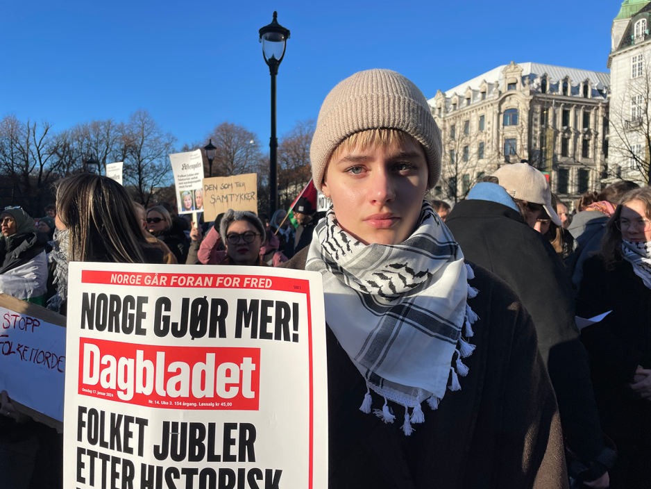 Kvinne foran Stortinget for Gaza