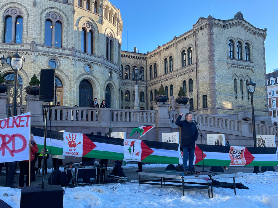 Man holder appell foran Stortinget for et fritt Palestina