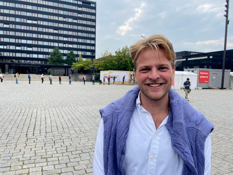 Student Fillip Martel Feragen i kø til valgboden på Fredrikkeplassen på Blindern.