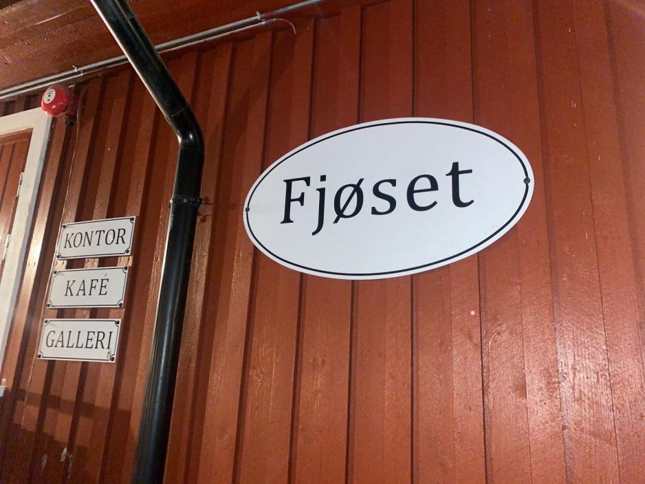 Bildet viser et fjøs-skilt. 