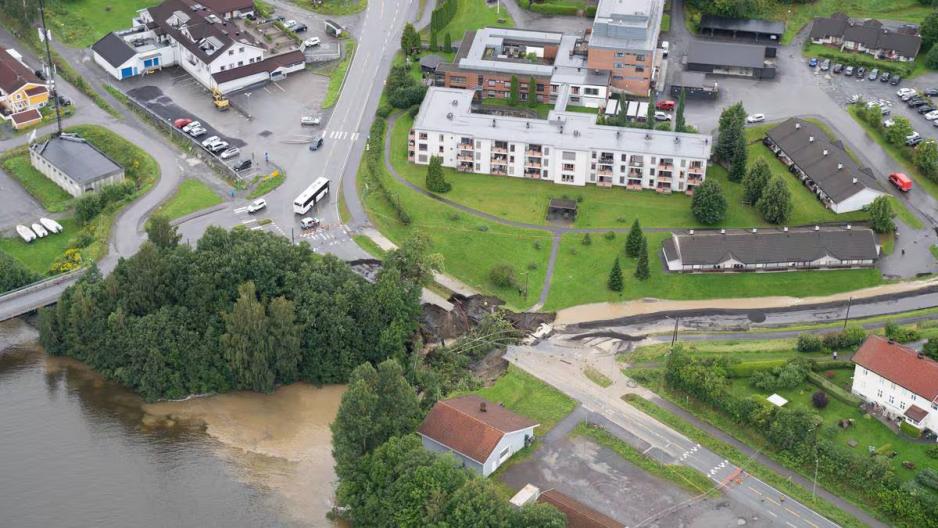 Et dronebilde viser ødeleggelsene gjort av oversvømmelsen i elva i Jevnaker.