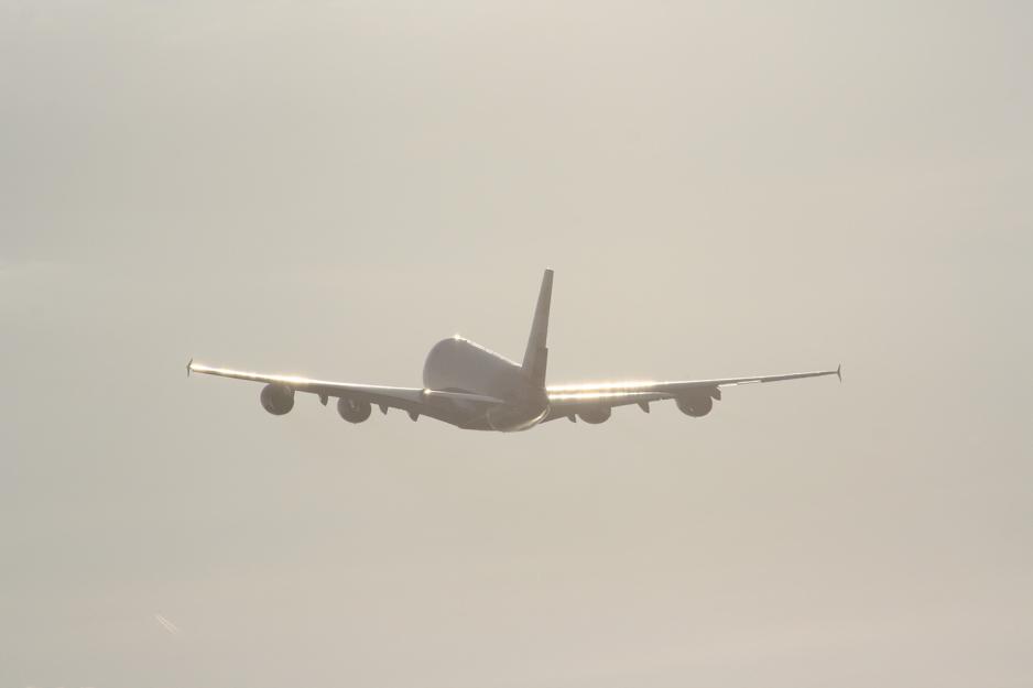 Fly som flyr vekk, overskyet vær.