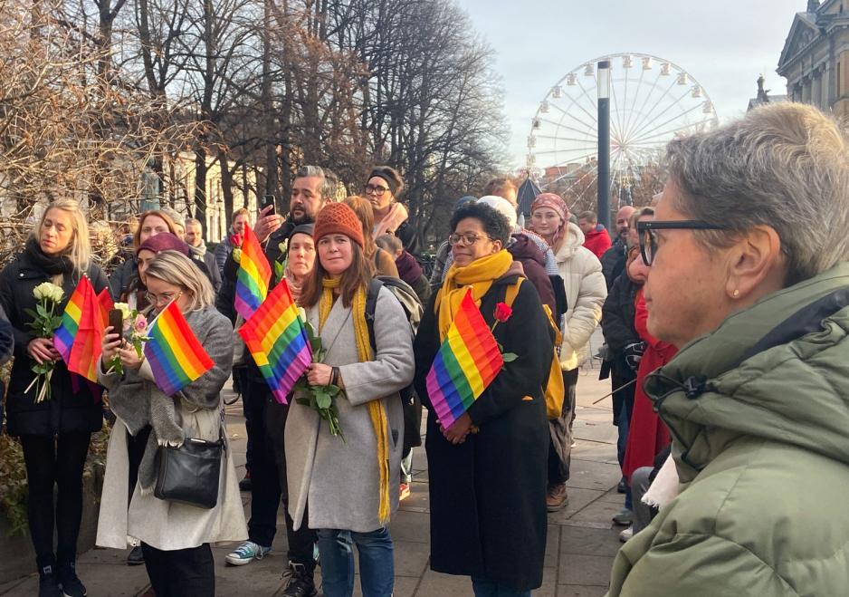 Tre kvinner med pride flagg