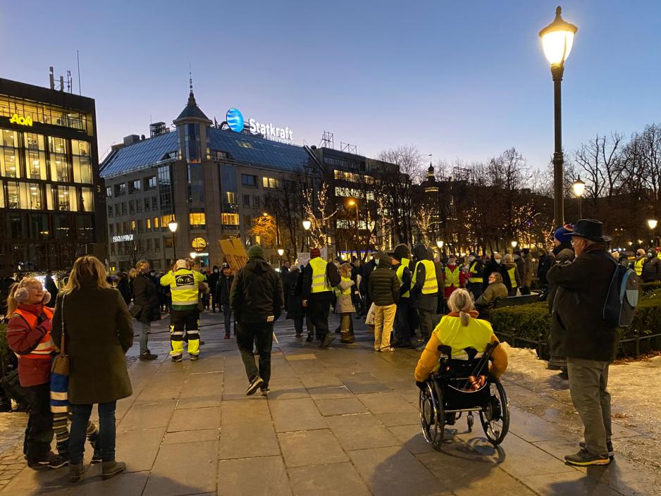 Mennesker som ankommer Eidsvoll plass.