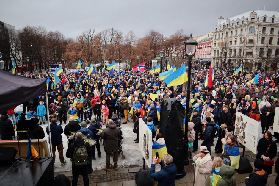 mange mennesker som står på Eidsvolls Plass med ukrainske flagg