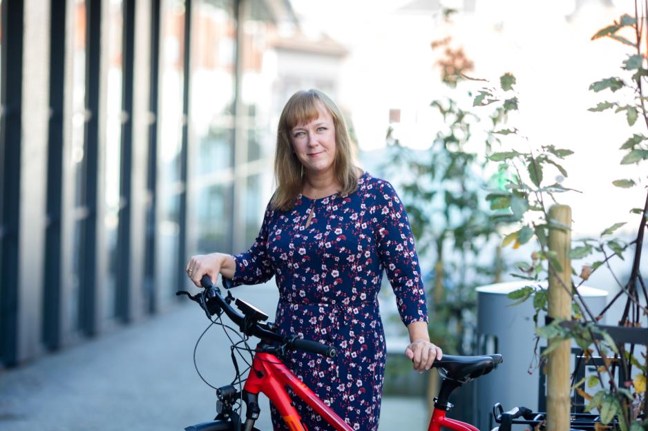 Heidi Tofterå Slettemoen med sykkel