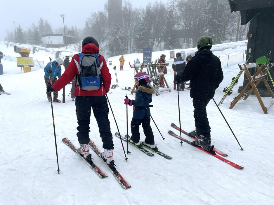 Familie på ski 