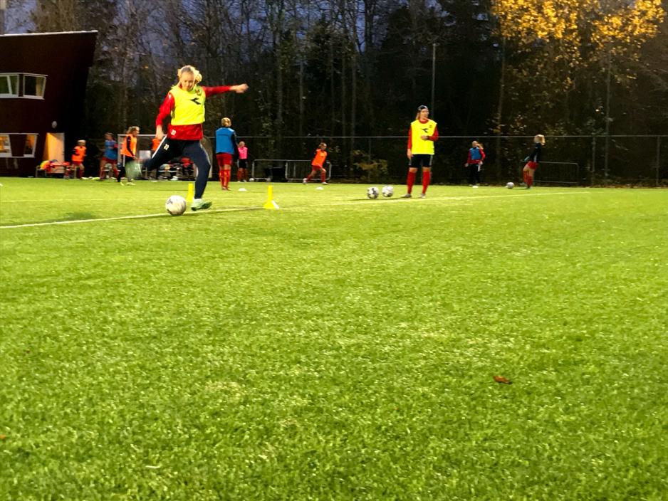 Fotballspiller på vei til å skyte ball. Foto: Ida Andersson