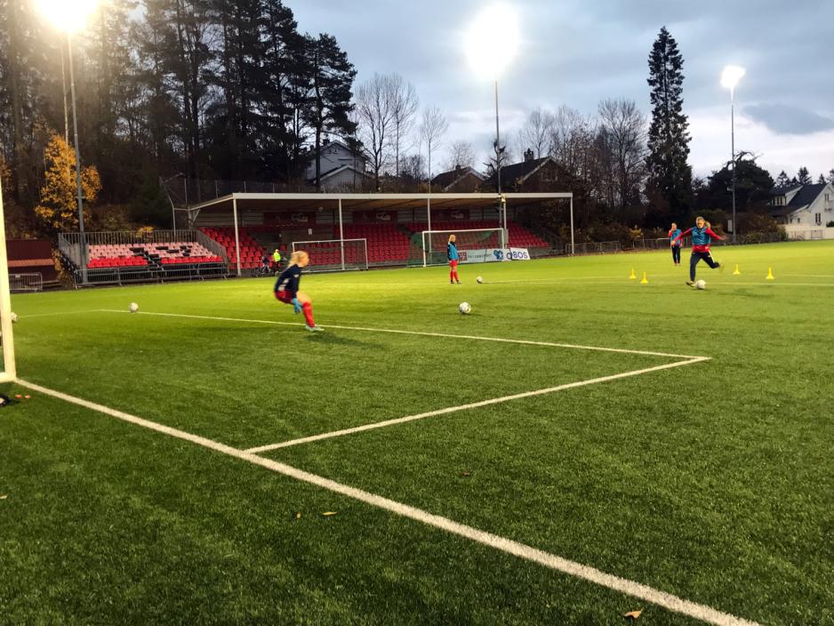 Fotballspiller i ferd med å skyte ball mot mål, keeper står foran målet. Foto: Ida Andersson