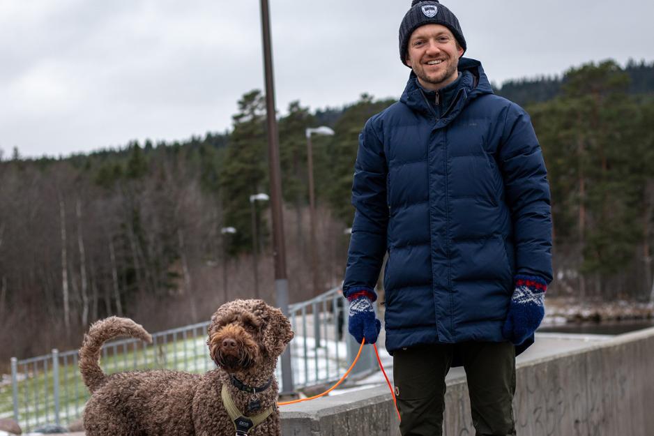 Mann på tur med hund