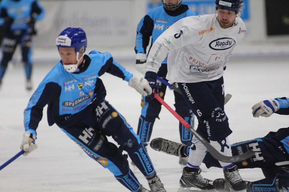 En bandyspiller fra Stabæk setter fart bort fra en readyspiller. 