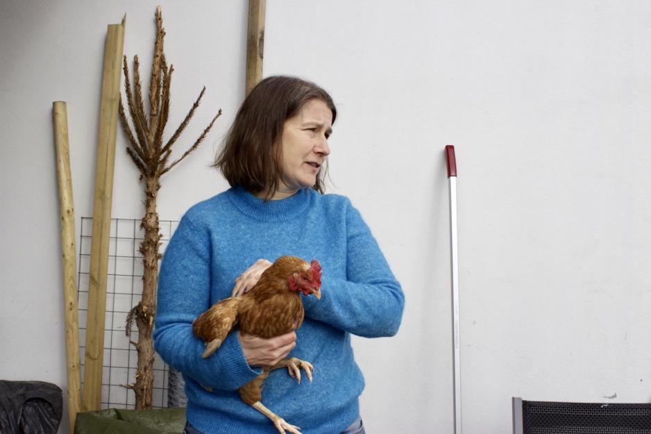 Marthe Eikum Tang holder høna Pippi