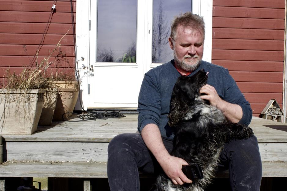 Esben Nielsen og hunden Måne sitter på trappa