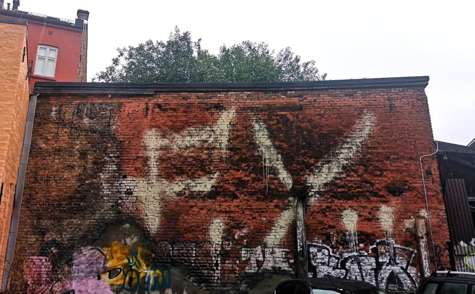 Grafittigruppa FY har tagget på en vegg på Tøyen. 