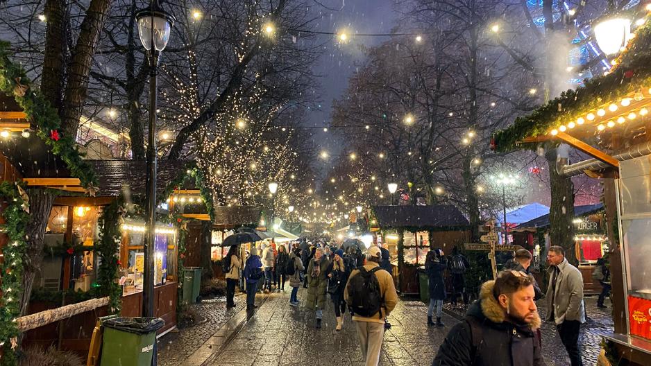 Gatene på julemarked er fylt opp av mennesker 