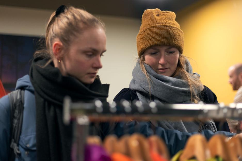 Hanne Andersen og Vilbjørg Meyer ser på turklærene på Grønn Fredag