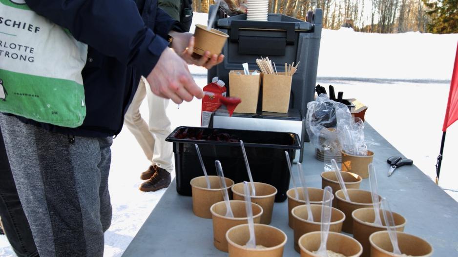 gratis havregrøt og kaffe på et bord