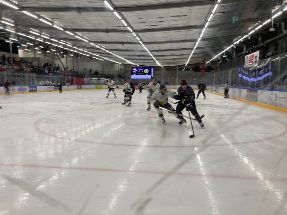 Hockeyspiller fører pucken i fart