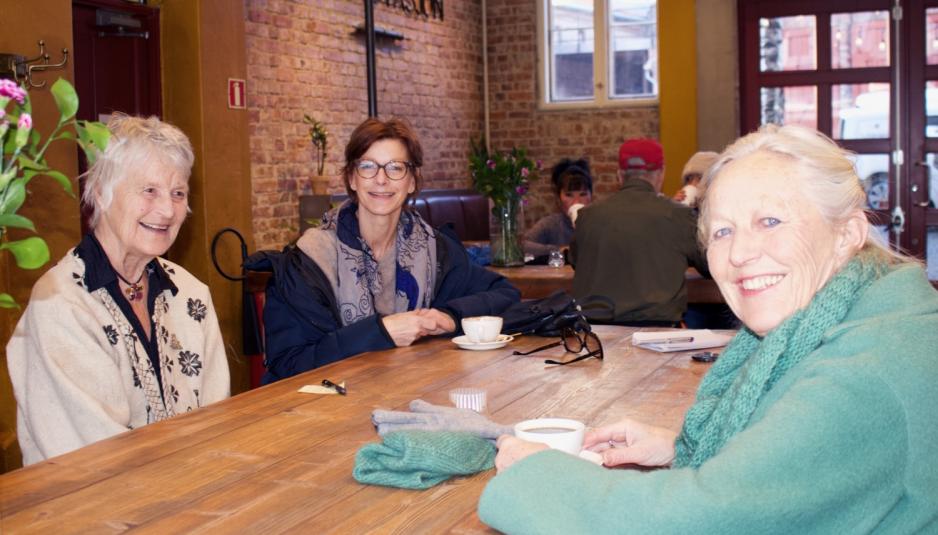 Deltaker Elisabeth Francke Lund, initiativtaker Cathrine Løren, og guide Anne Sundby 