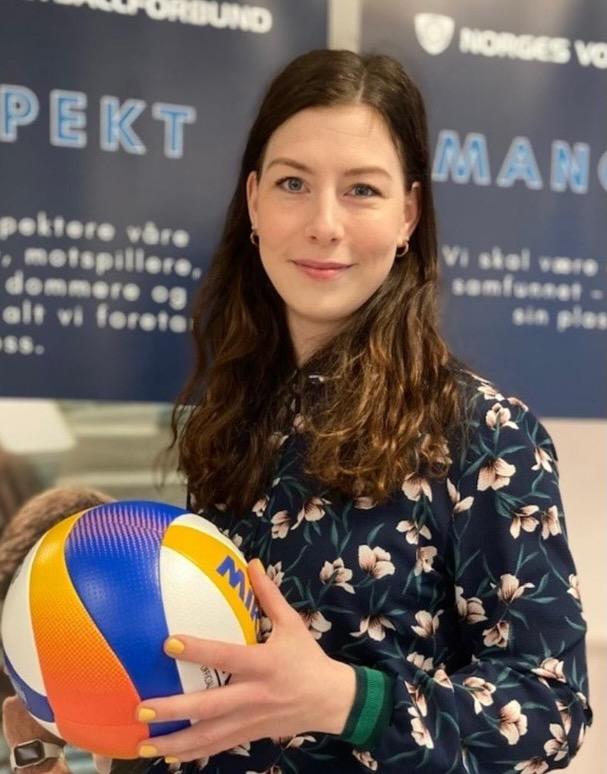 Guro Røen som holder en volleyball.