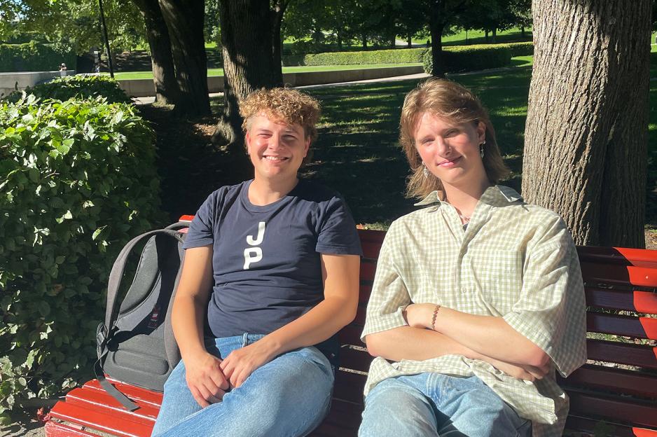 Henrik Torsteinsen og Adrian Aarøe Holten på en benk i Oslo