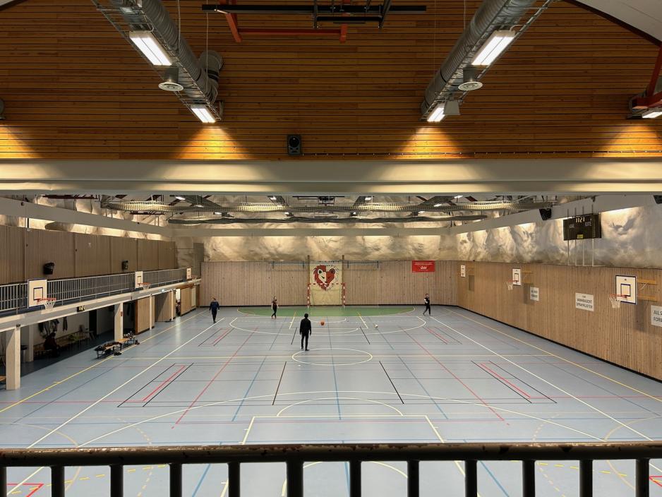 Her brytes ungdommene seg inn for å spille fotball og basketball i helgene